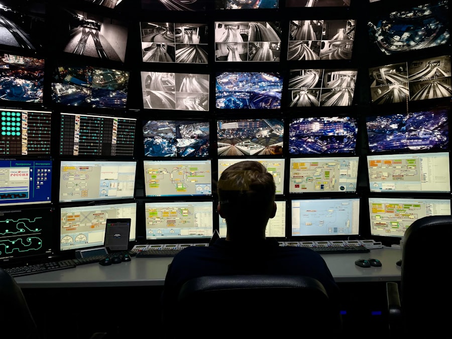 Operador de CORPSERV monitoreando cámaras en sala de control